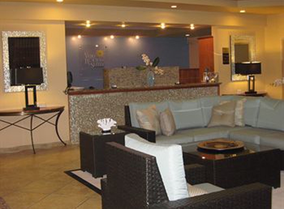 Vero Beach Inn & Suites near I-95 - Vero Beach, FL