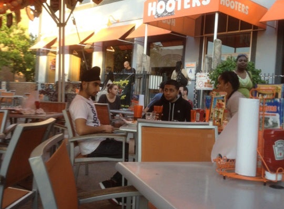 Hooters - Fresh Meadows, NY