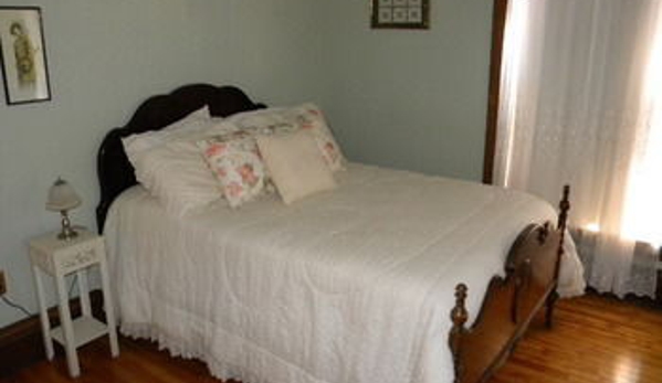 Decker House Bed and Breakfast - Mason City, IA